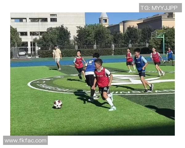 热血青春在绿茵场上绽放足球友谊赛的激情与团结